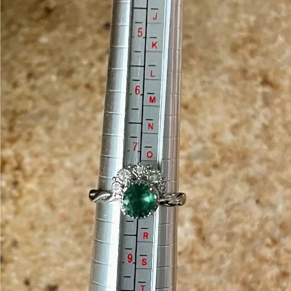 Bomb Party Retro Sweetly Simple Elegant Silver Ring with Green Stone - Picture 5 of 5